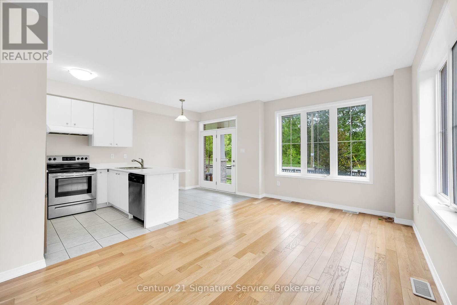 Great room leading to Kitchen, S/S appliances - 9 - 8273 Tulip Tree Drive, Niagara Falls, ON