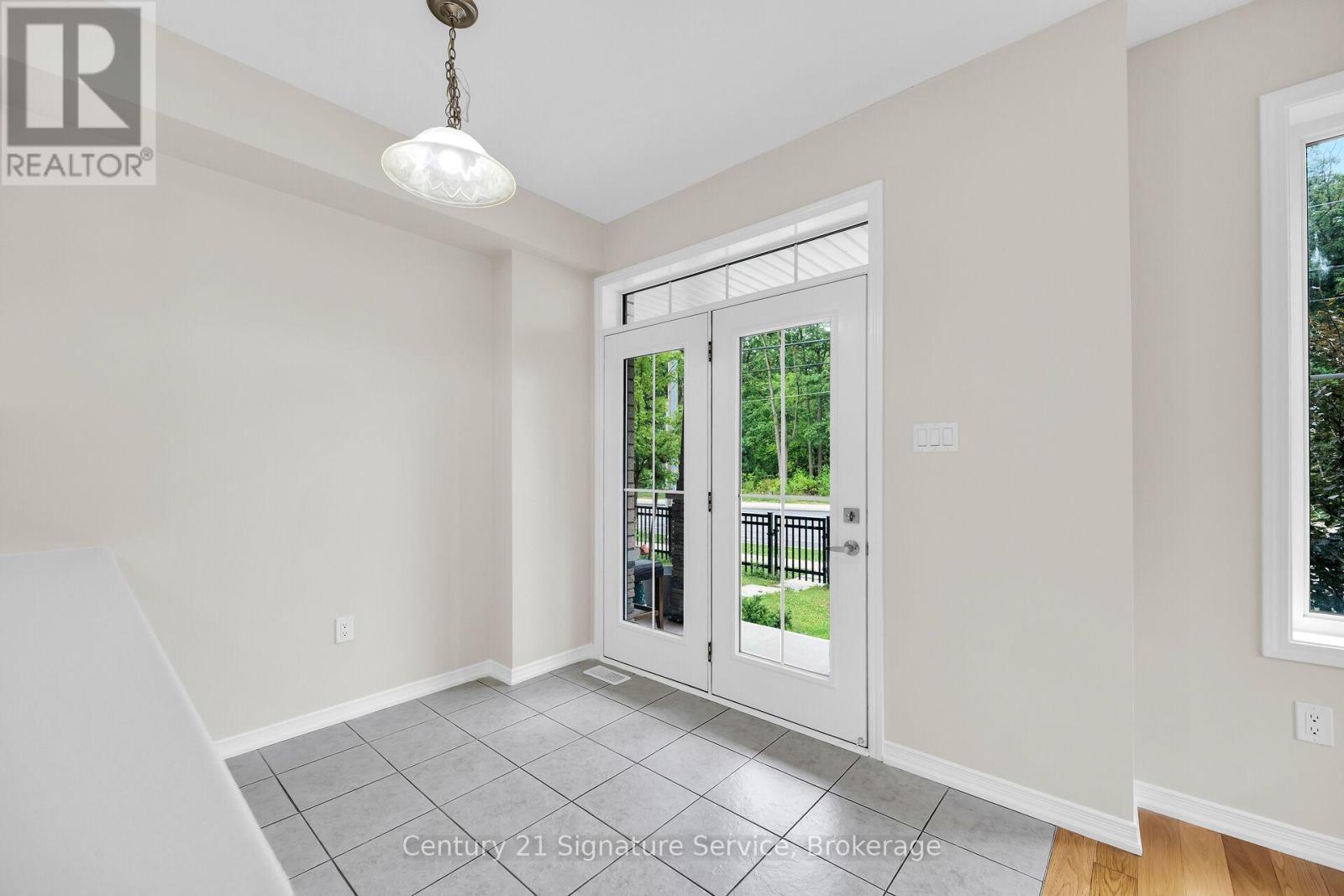 Garden door off of dining area to second patio - 9 - 8273 Tulip Tree Drive, Niagara Falls, ON