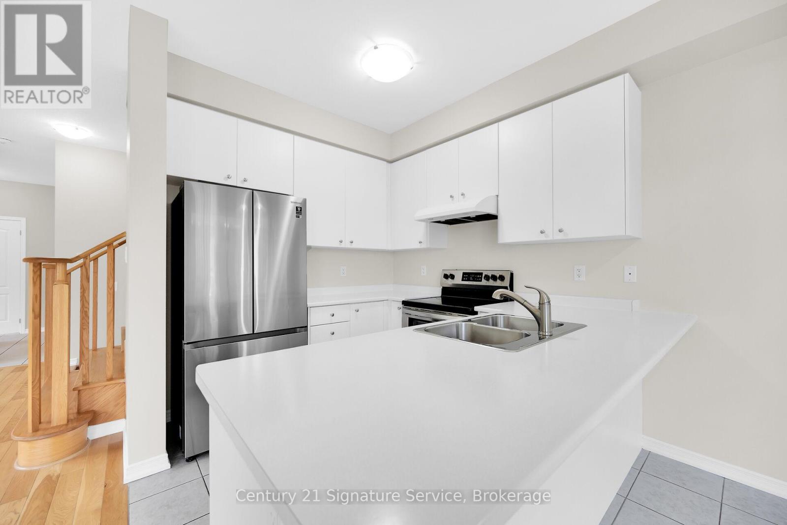 Neutral white kitchen waiting for your accents - 9 - 8273 Tulip Tree Drive, Niagara Falls, ON