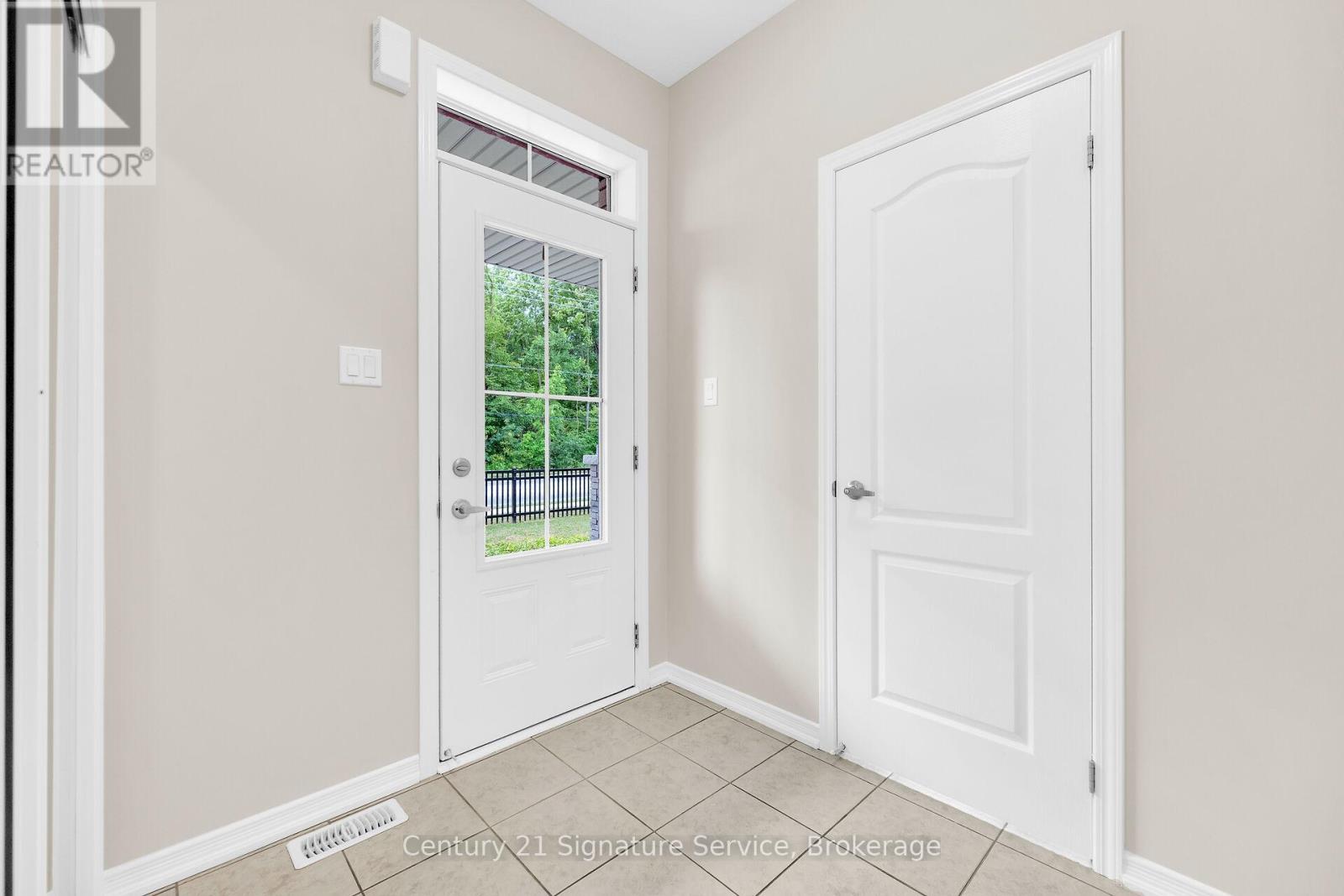 Front tiled main entrance to the unit - 9 - 8273 Tulip Tree Drive, Niagara Falls, ON