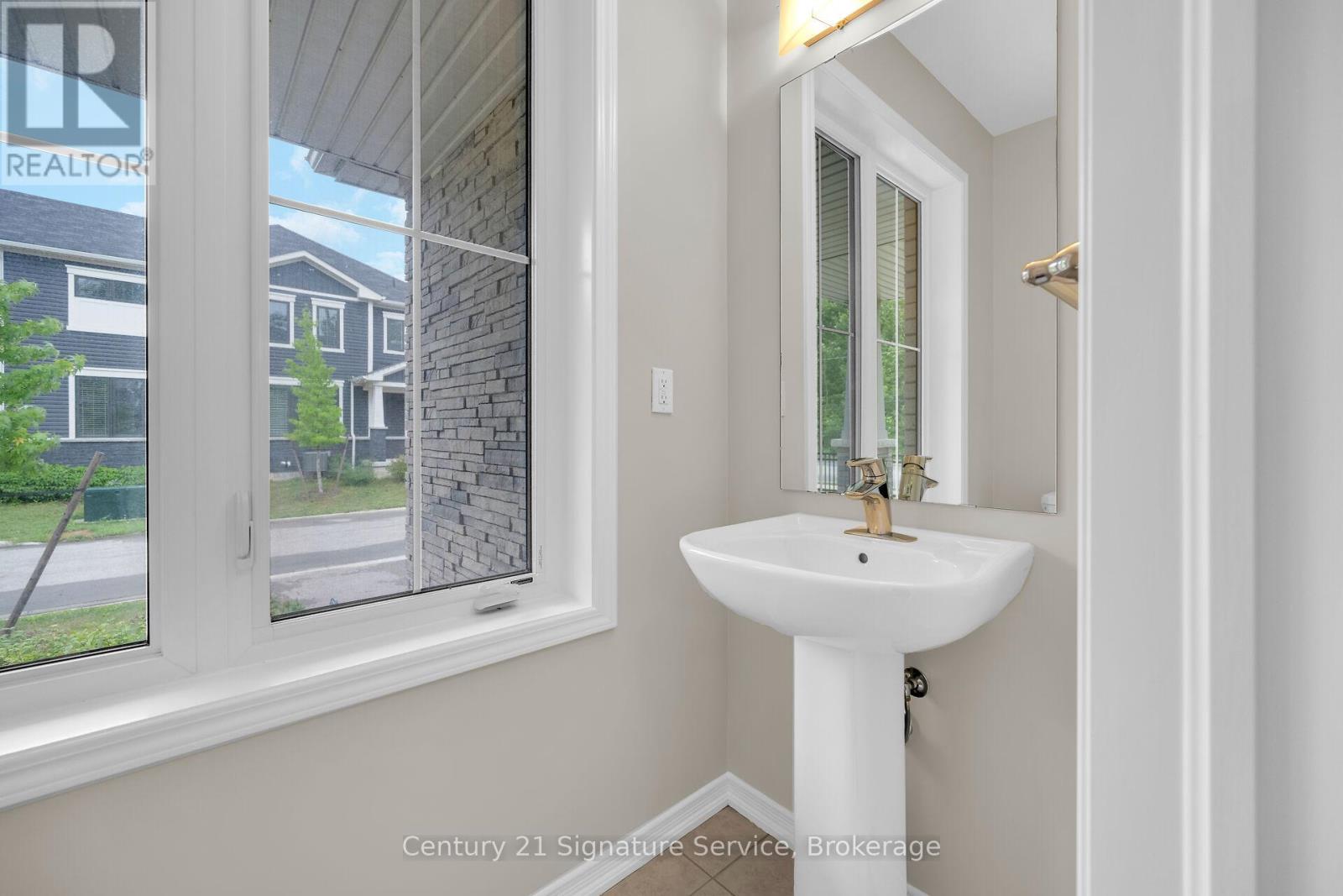 Powder room just off main entrance - 9 - 8273 Tulip Tree Drive, Niagara Falls, ON