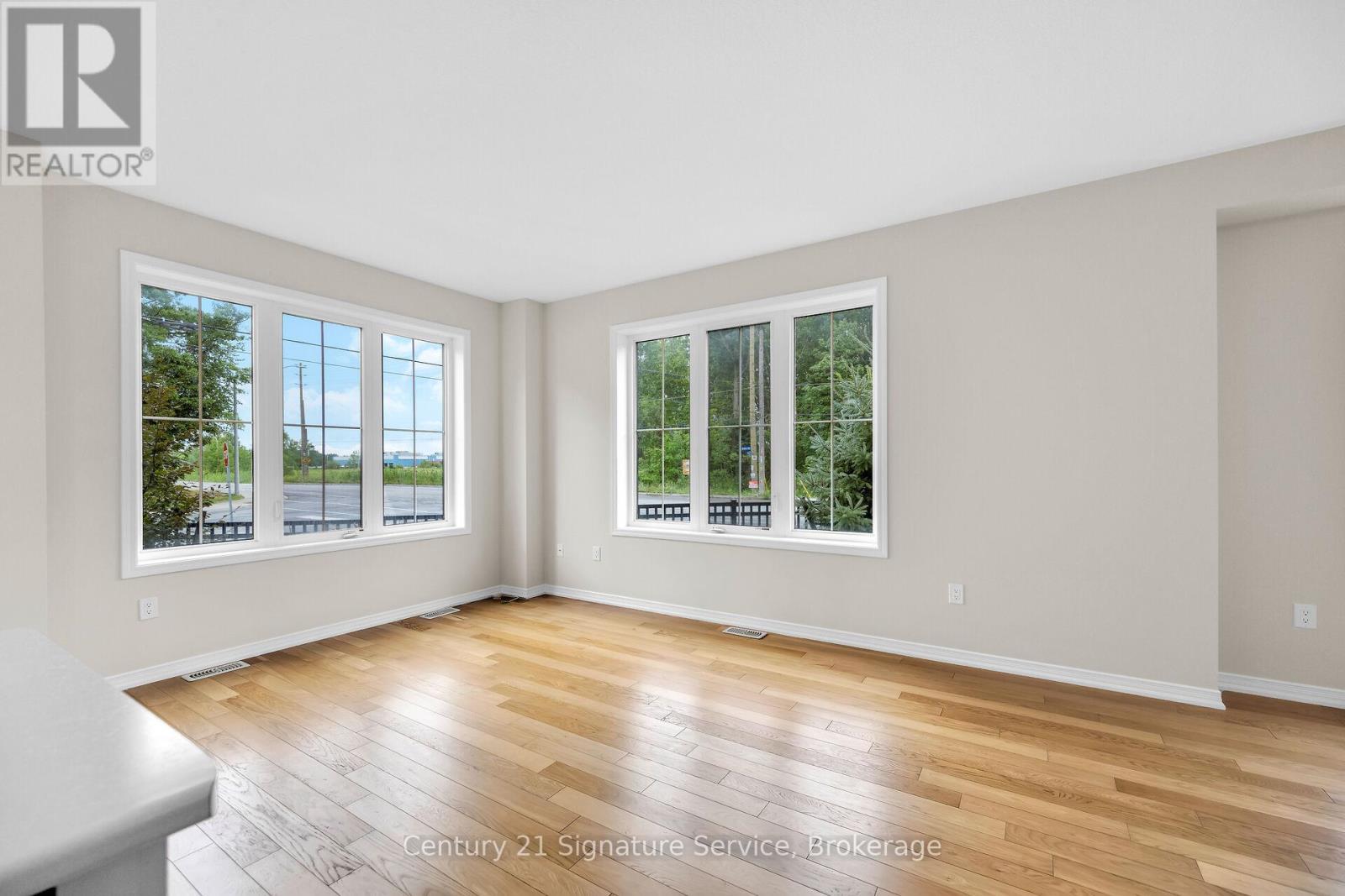 Ample large windows letting natural light in - 9 - 8273 Tulip Tree Drive, Niagara Falls, ON