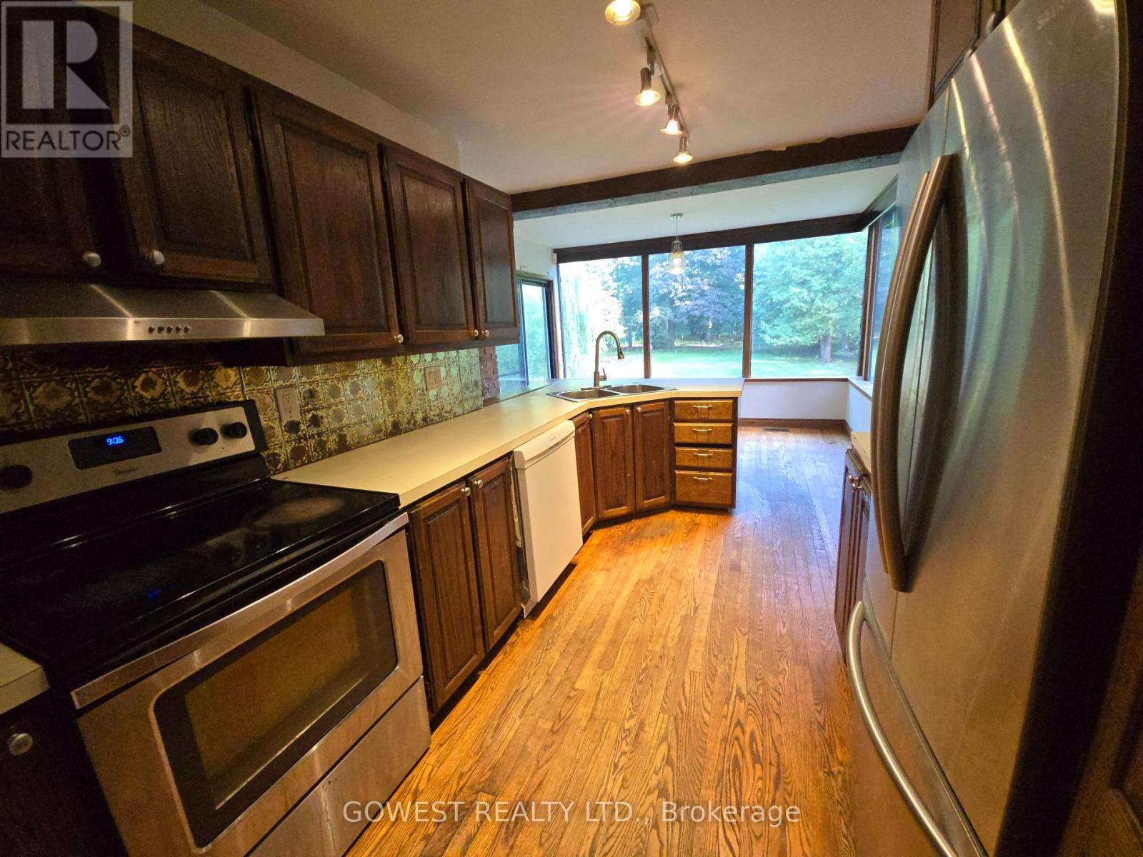 62 Pinewood Trail, Mississauga, ON - Indoor Photo Showing Kitchen With Double Sink