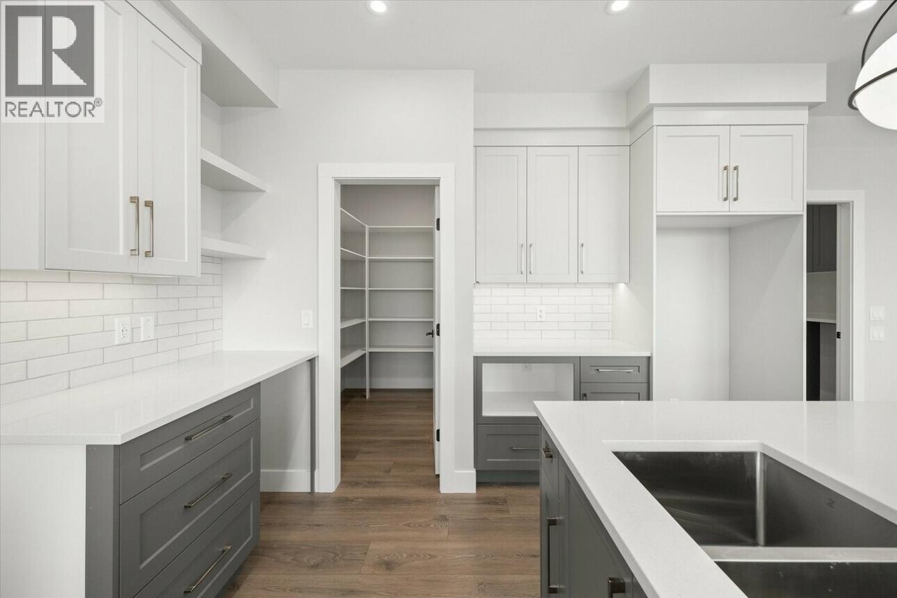 203 Whistler Place, Vernon, BC - Indoor Photo Showing Kitchen