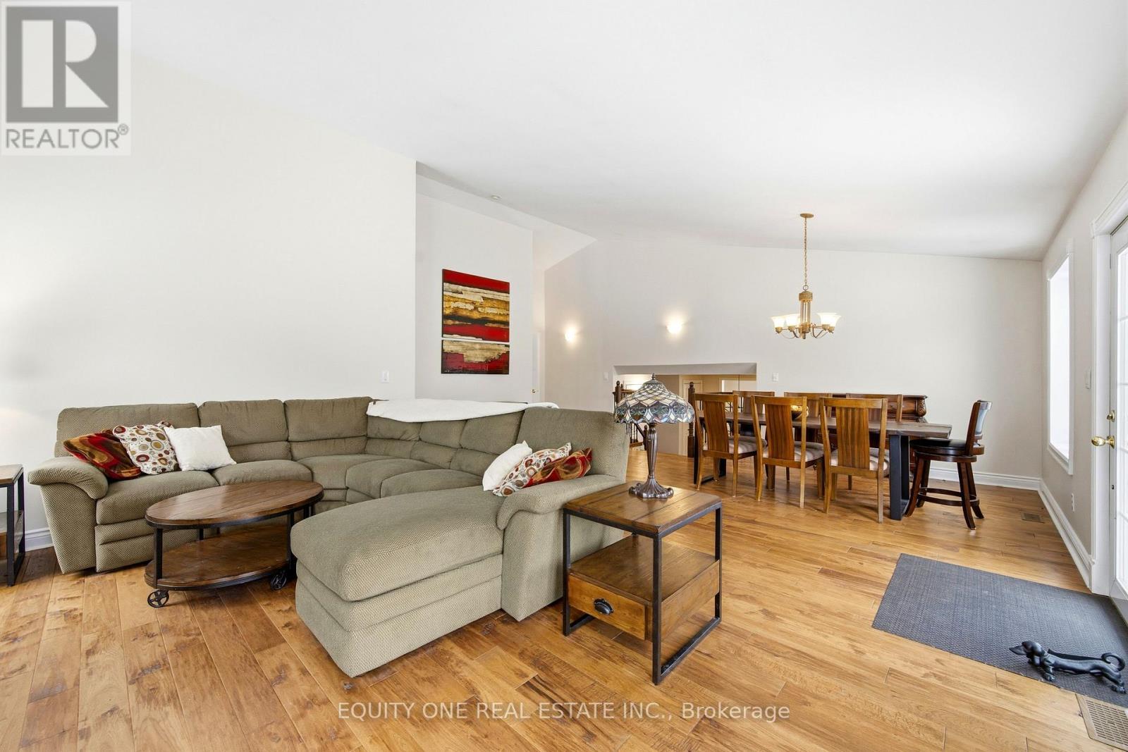 17 Savage Drive, Ottawa, ON - Indoor Photo Showing Living Room