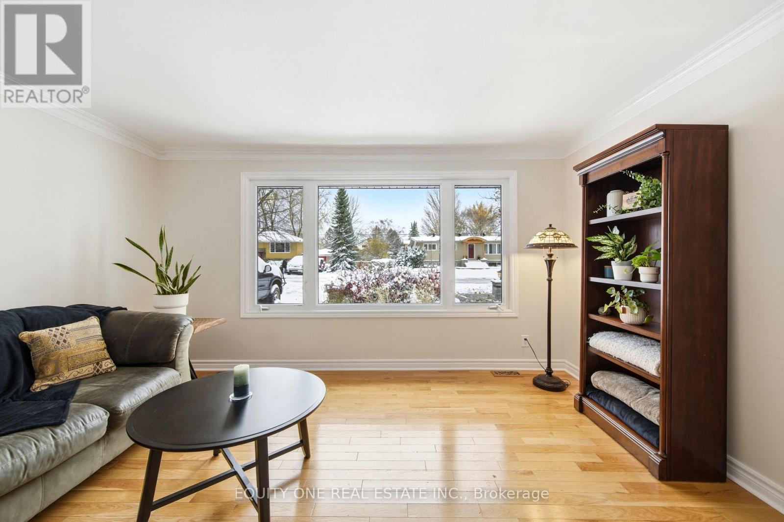 17 Savage Drive, Ottawa, ON - Indoor Photo Showing Living Room