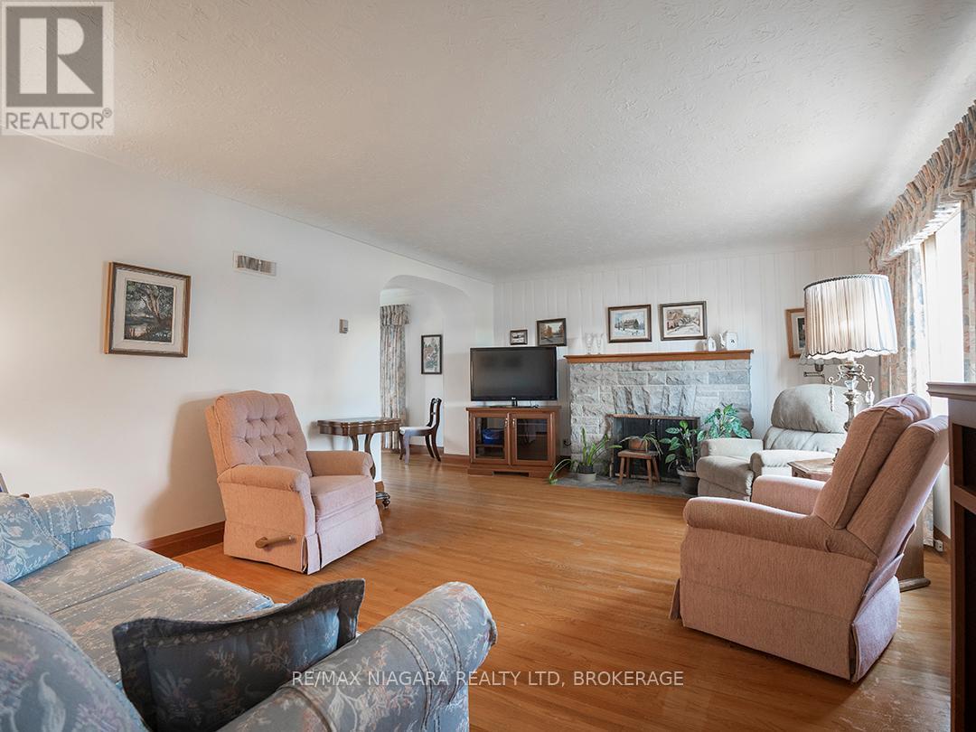 3393 Hwy 3 Road E, Port Colborne (Sherkston), ON - Indoor Photo Showing Living Room With Fireplace