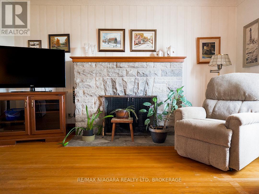3393 Hwy 3 Road E, Port Colborne (Sherkston), ON - Indoor Photo Showing Living Room With Fireplace