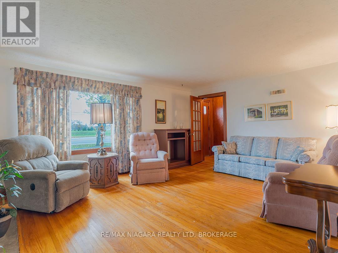 3393 Hwy 3 Road E, Port Colborne (Sherkston), ON - Indoor Photo Showing Living Room