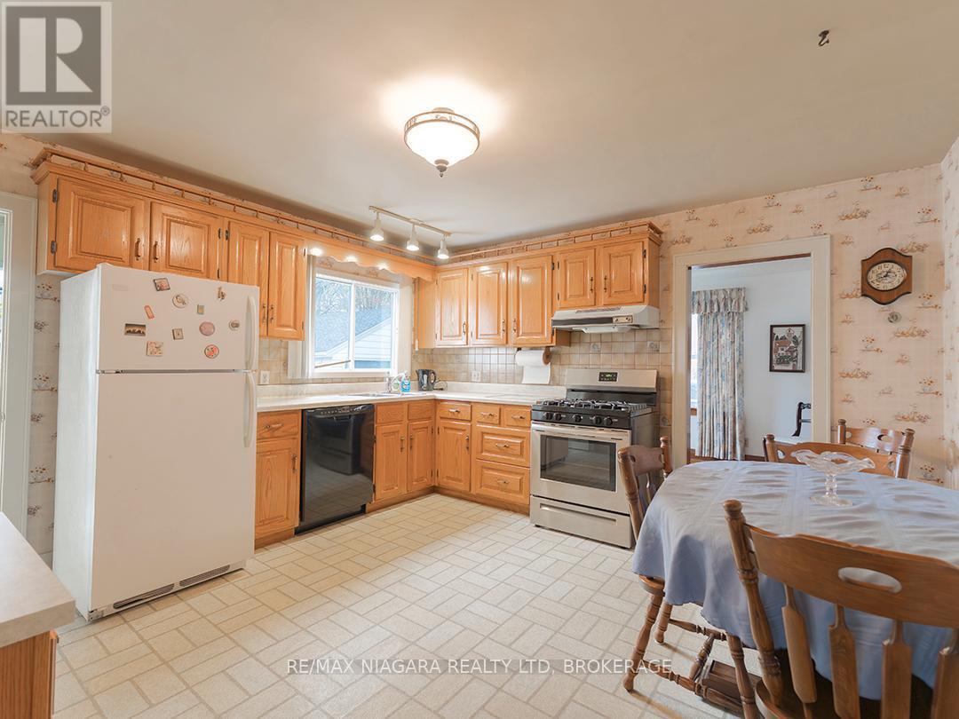 3393 Hwy 3 Road E, Port Colborne (Sherkston), ON - Indoor Photo Showing Kitchen With Double Sink