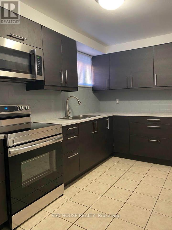 518 Meadows Boulevard, Mississauga, ON - Indoor Photo Showing Kitchen With Double Sink