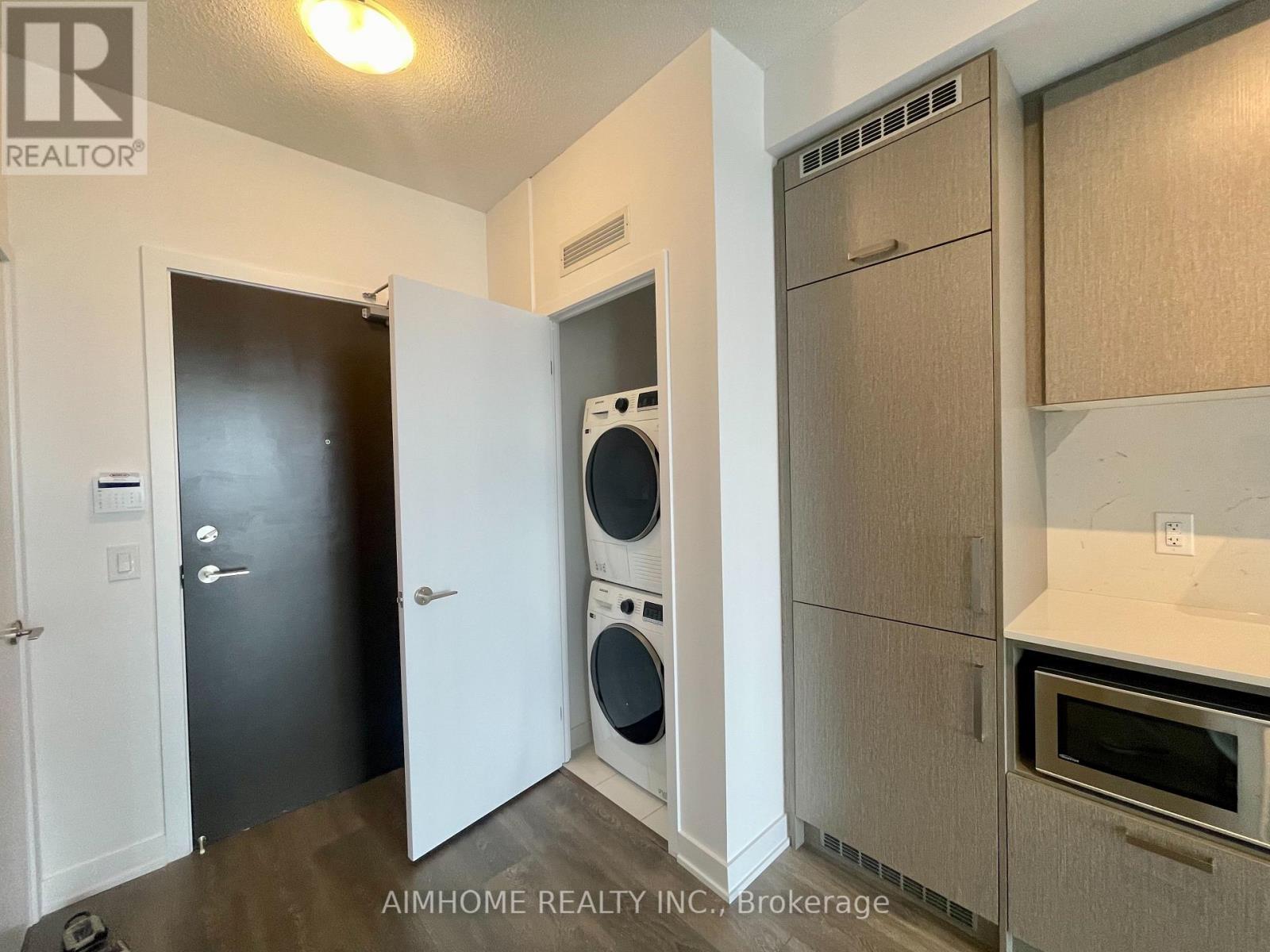 605 - 60 Honeycrisp Crescent, Vaughan, ON - Indoor Photo Showing Laundry Room