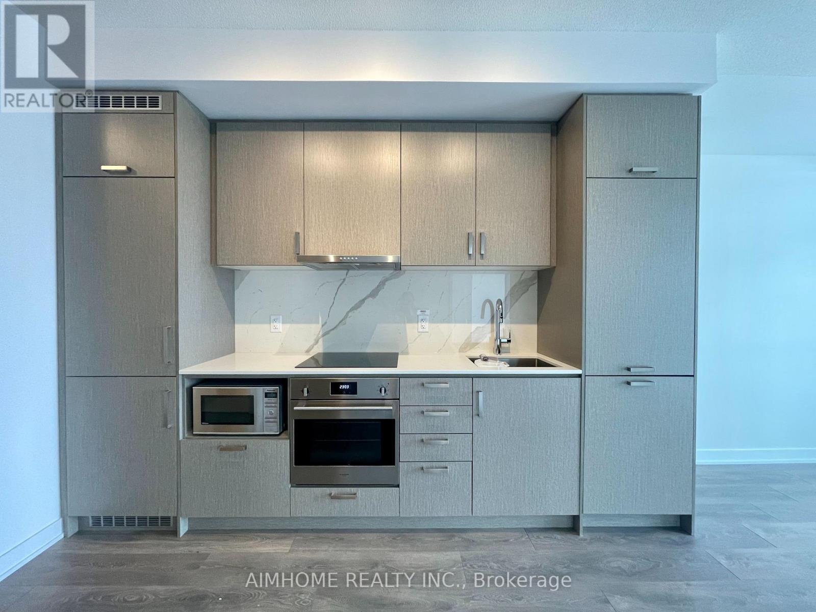 605 - 60 Honeycrisp Crescent, Vaughan, ON - Indoor Photo Showing Kitchen