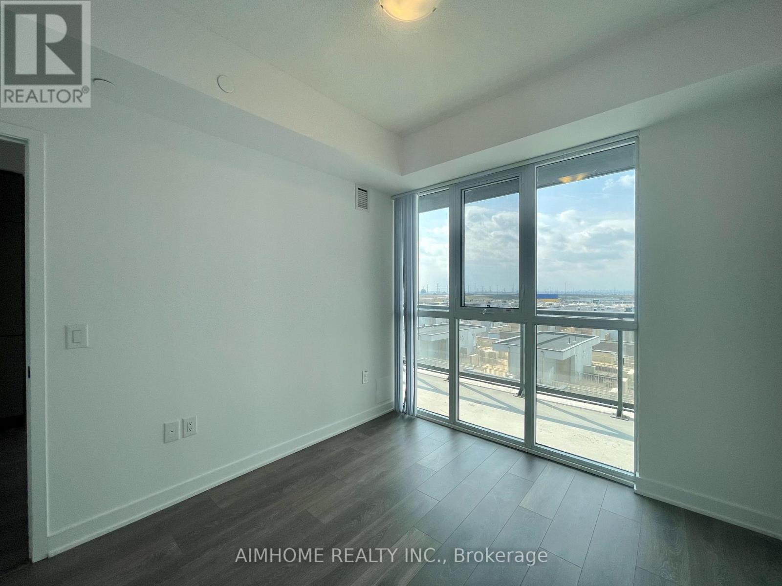 605 - 60 Honeycrisp Crescent, Vaughan, ON - Indoor Photo Showing Other Room