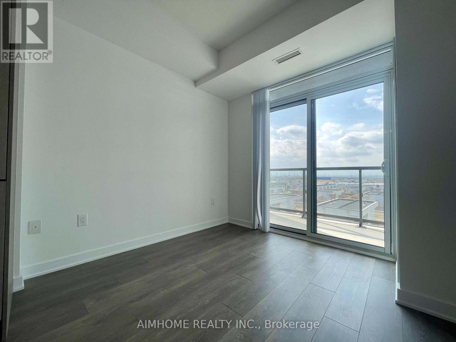 605 - 60 Honeycrisp Crescent, Vaughan, ON - Indoor Photo Showing Other Room