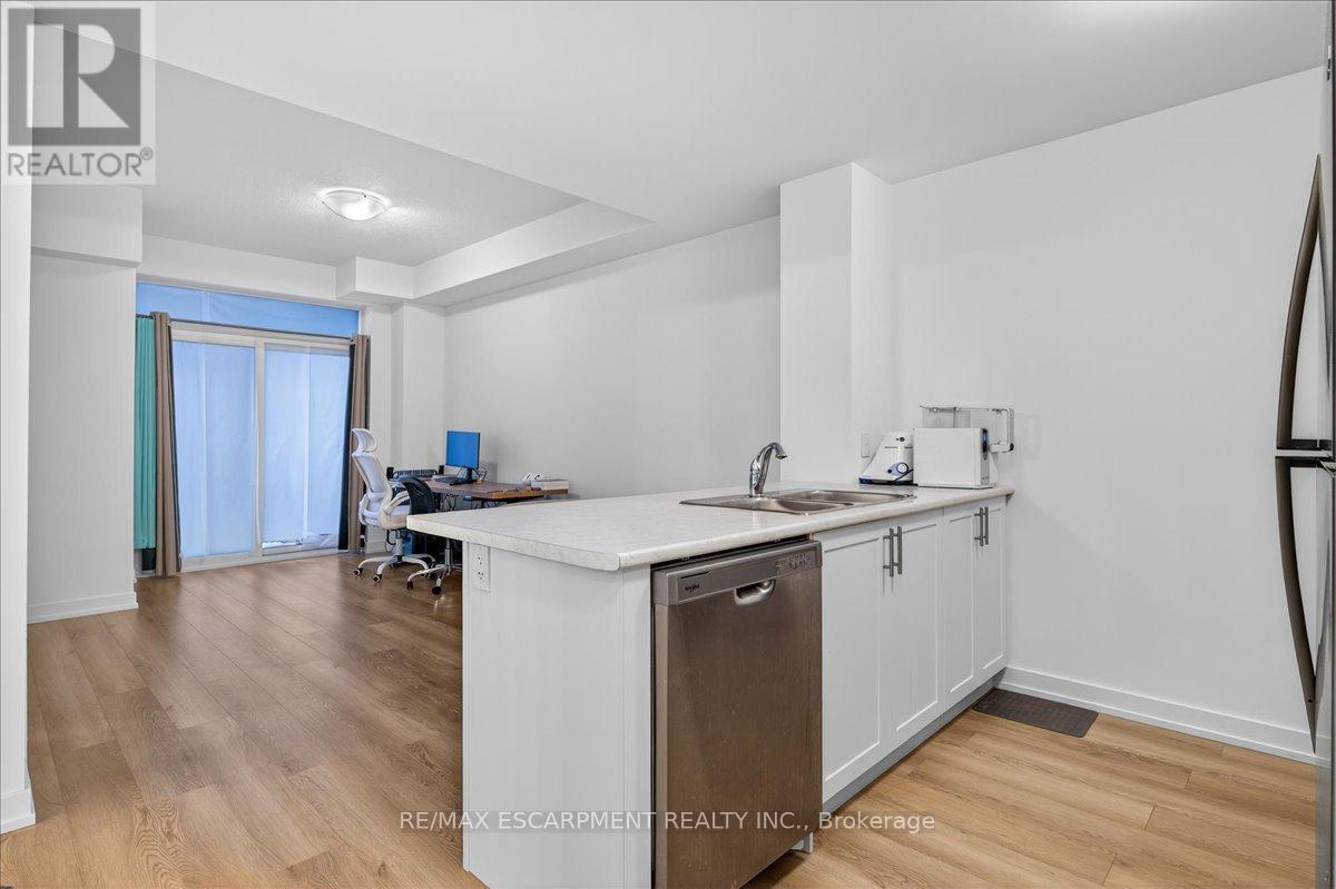 428 - 470 Dundas Street E, Hamilton, ON - Indoor Photo Showing Kitchen With Double Sink