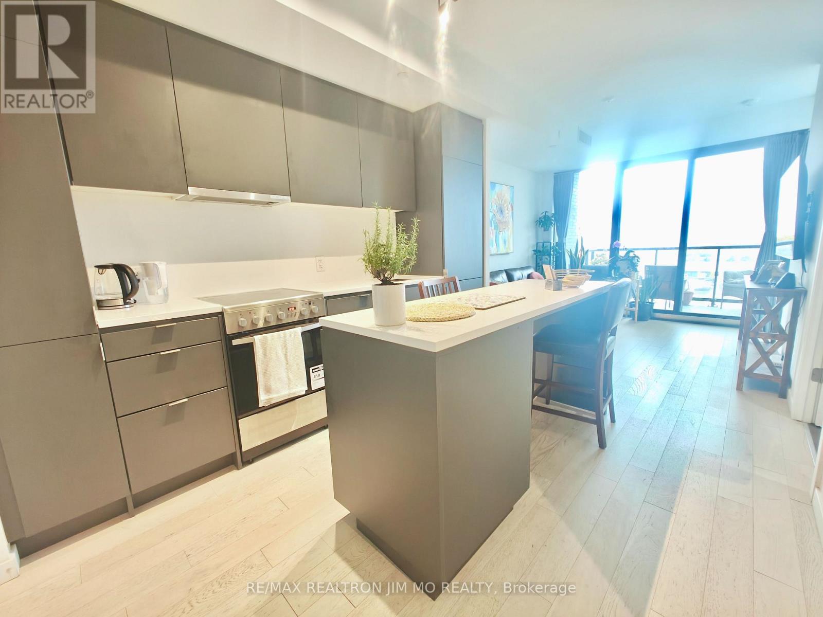617 - 7 Smith Crescent, Toronto, ON - Indoor Photo Showing Kitchen With Upgraded Kitchen