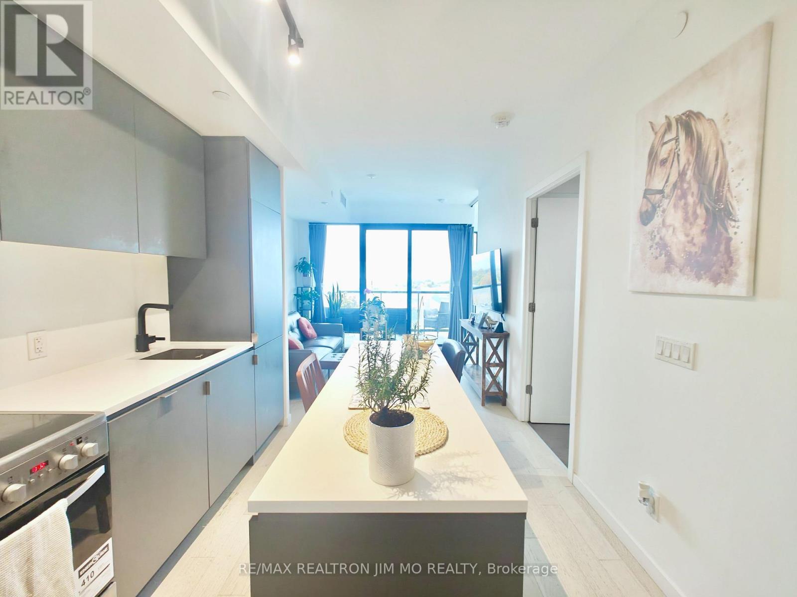 617 - 7 Smith Crescent, Toronto, ON - Indoor Photo Showing Kitchen With Upgraded Kitchen