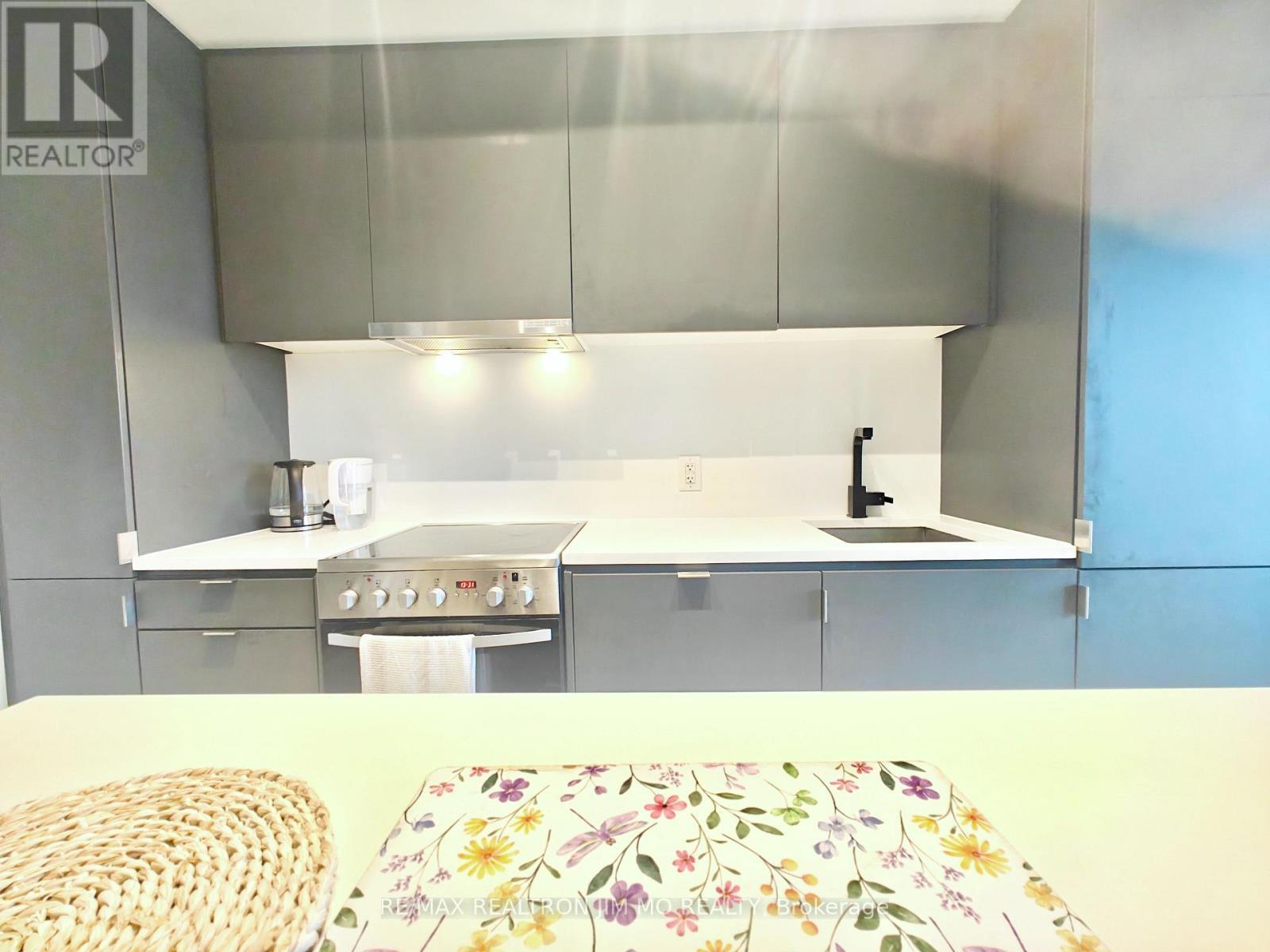 617 - 7 Smith Crescent, Toronto, ON - Indoor Photo Showing Kitchen