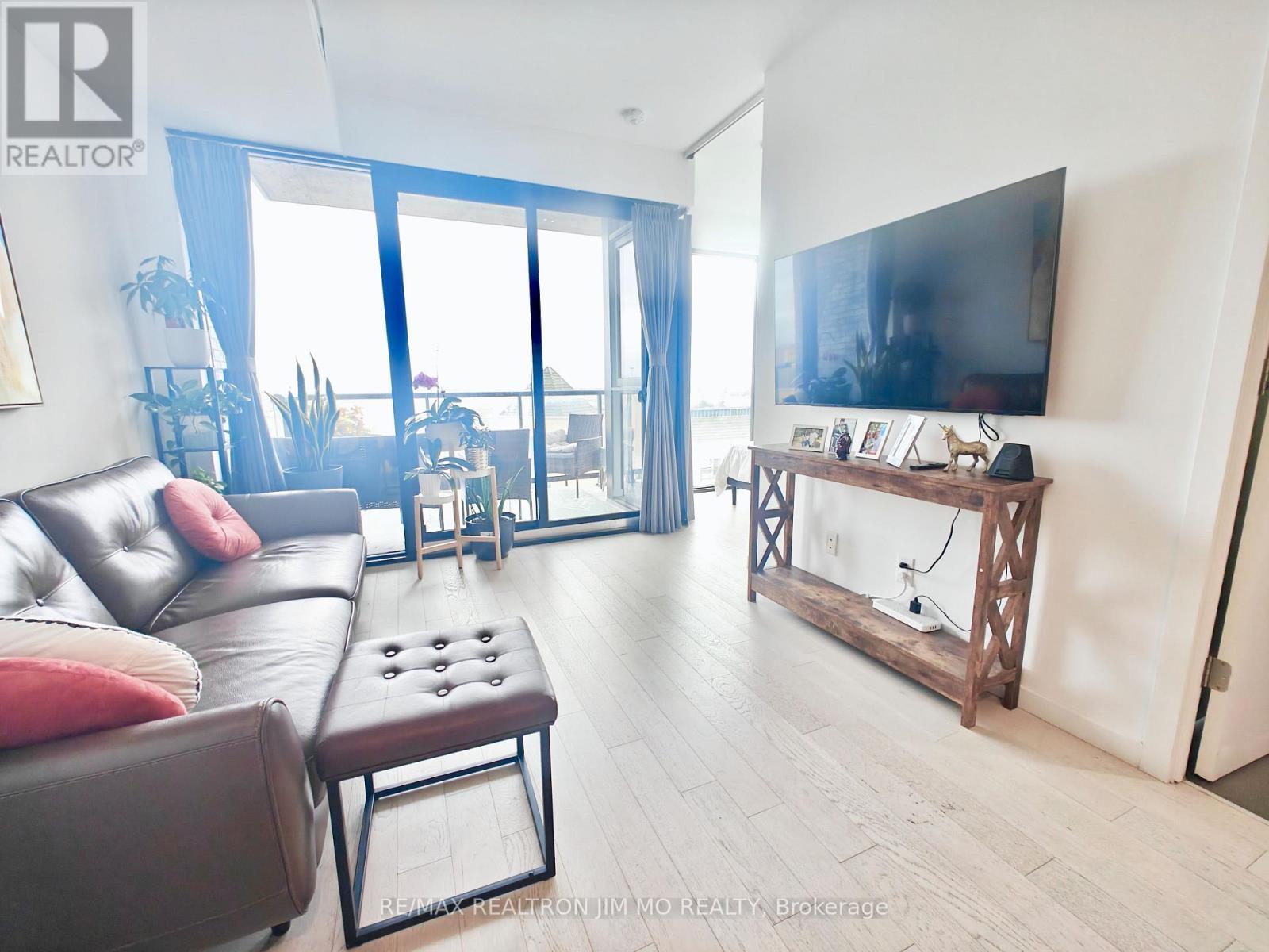 617 - 7 Smith Crescent, Toronto, ON - Indoor Photo Showing Living Room