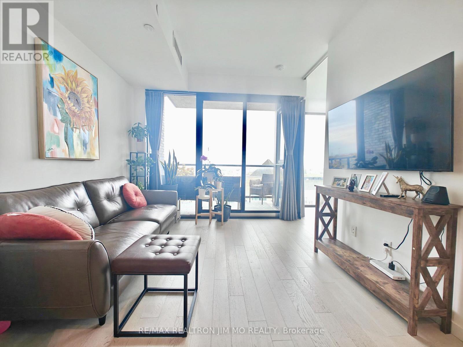 617 - 7 Smith Crescent, Toronto, ON - Indoor Photo Showing Living Room