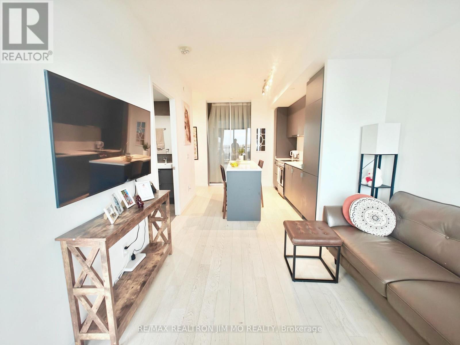 617 - 7 Smith Crescent, Toronto, ON - Indoor