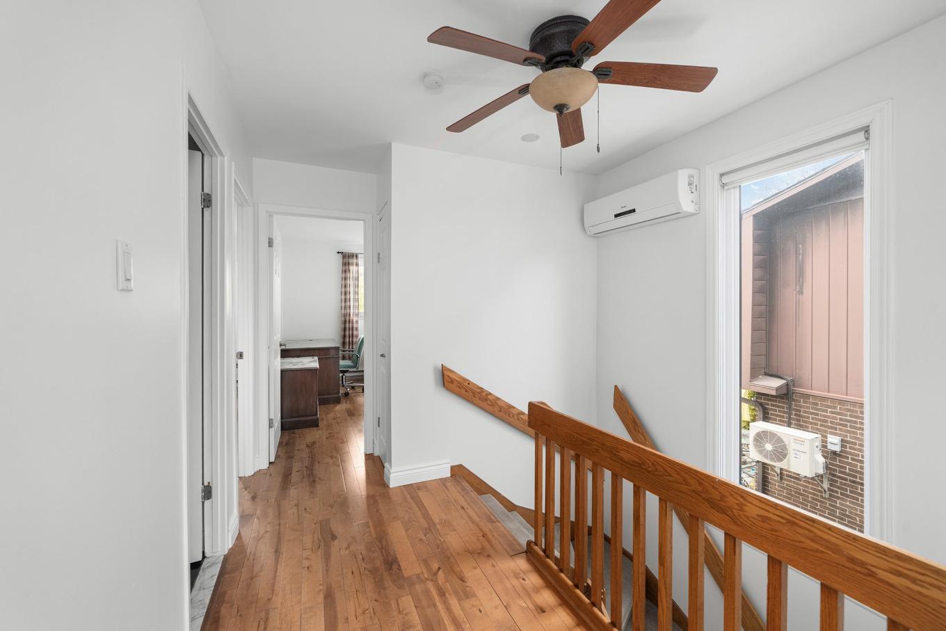 Hall d'entrée/Vestibule - 242 Stillview Road, Pointe-Claire, QC - Indoor Photo Showing Other Room