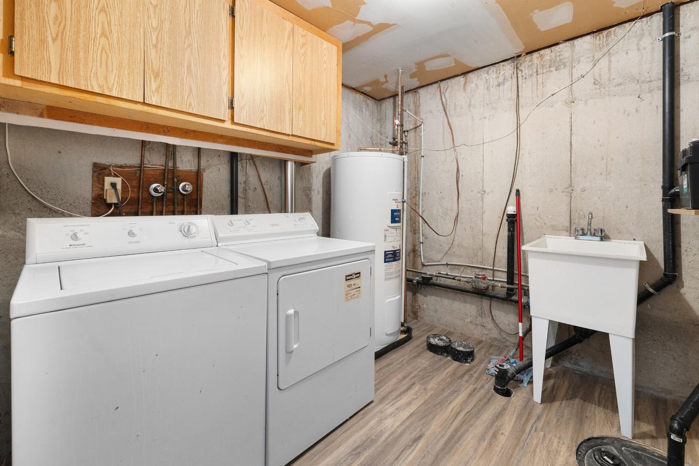 Salle de lavage - 242 Stillview Road, Pointe-Claire, QC - Indoor Photo Showing Laundry Room