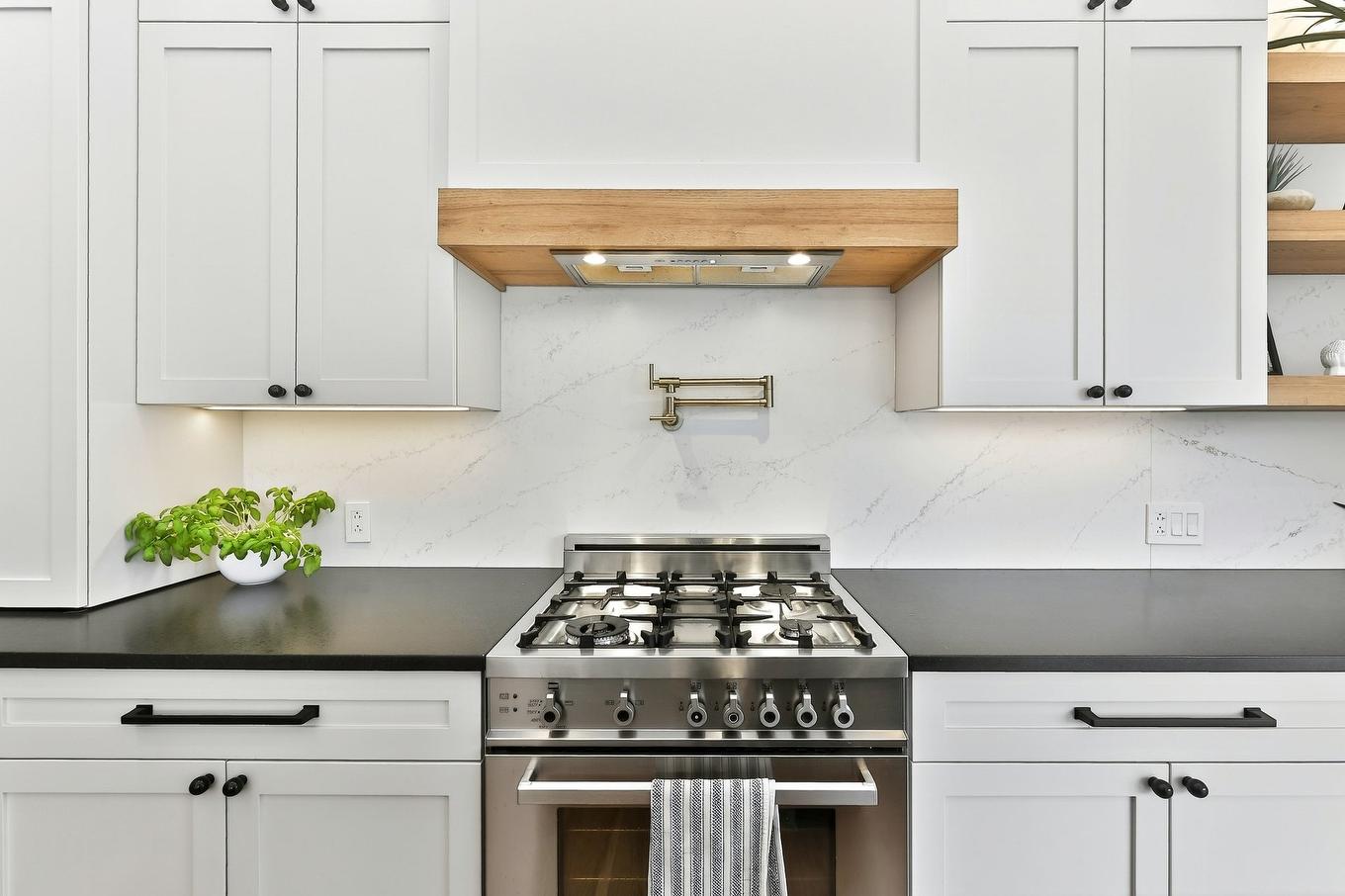 Cuisine - 62 Rue Monette, Saint-Hippolyte, QC - Indoor Photo Showing Kitchen