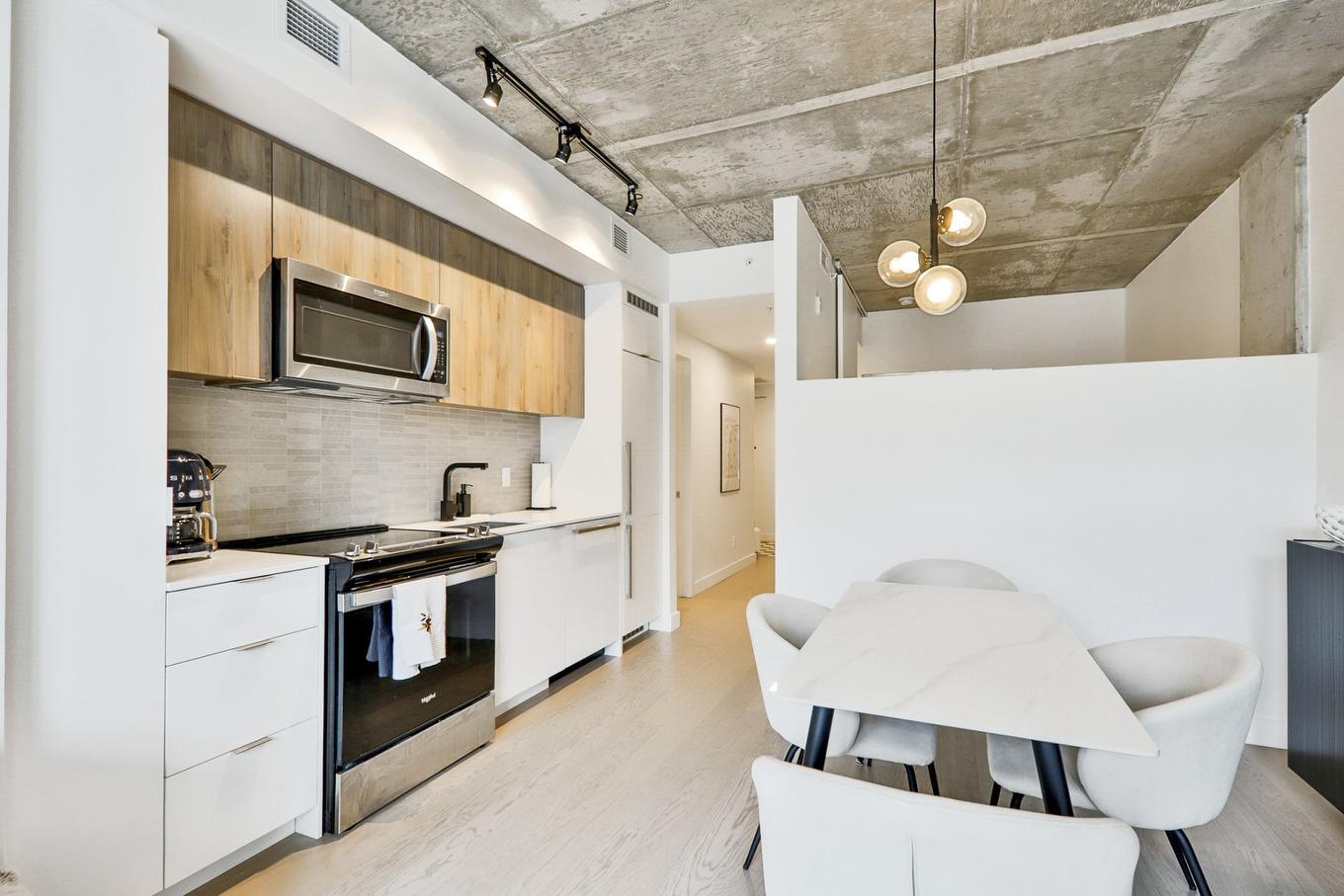 Kitchen - 524-200 Boul. Marcel-Laurin, Montréal (Saint-Laurent), QC - Indoor Photo Showing Kitchen With Upgraded Kitchen