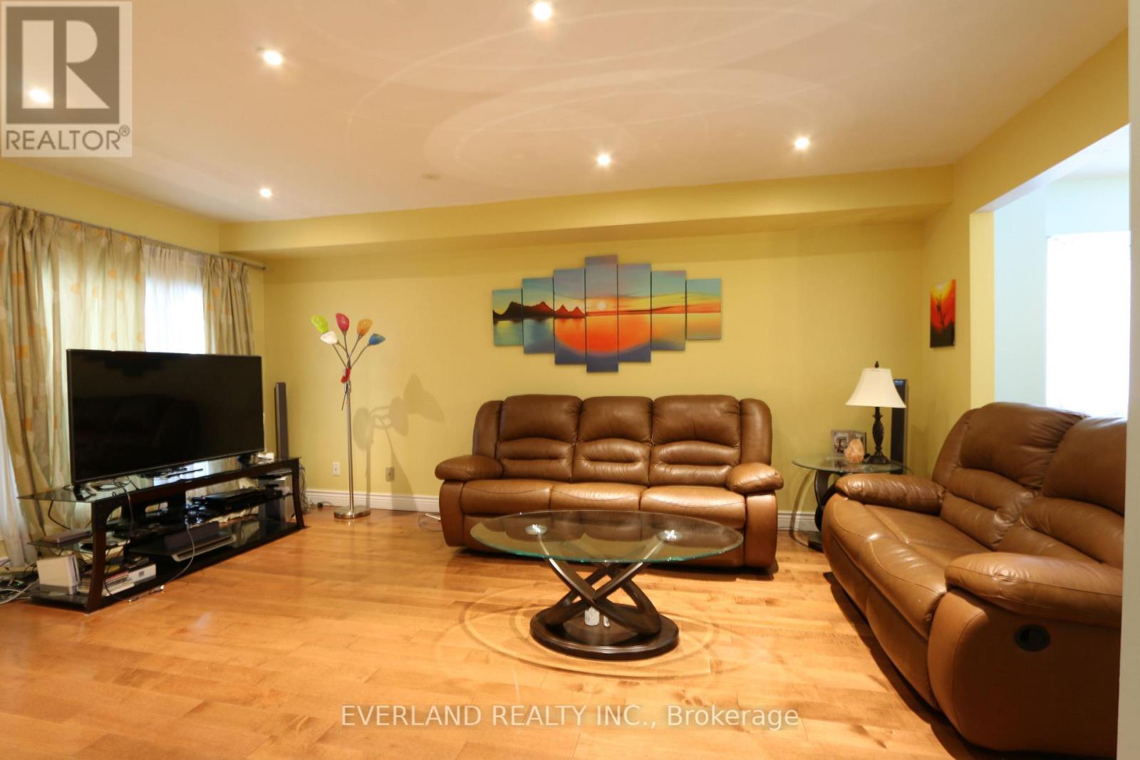 28 Bauer Crescent, Markham, ON - Indoor Photo Showing Living Room