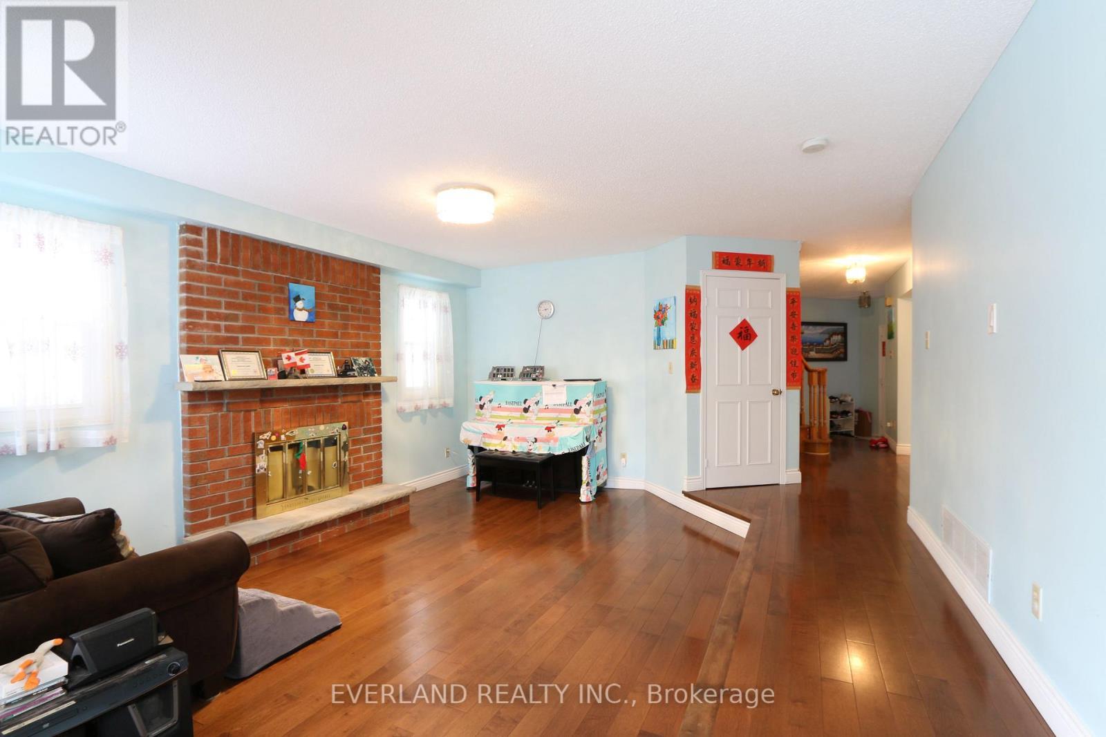 28 Bauer Crescent, Markham, ON - Indoor Photo Showing Living Room