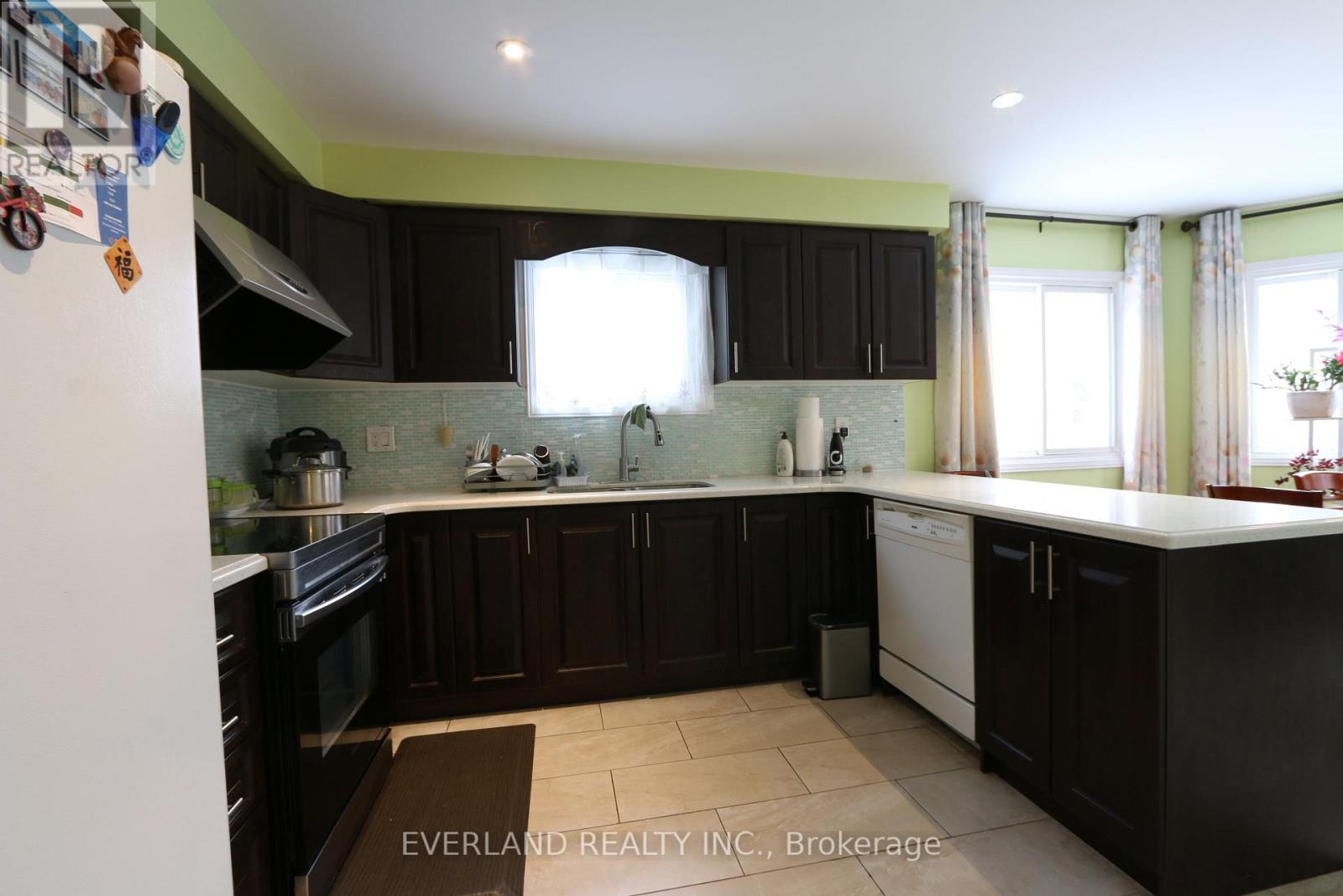 28 Bauer Crescent, Markham, ON - Indoor Photo Showing Kitchen