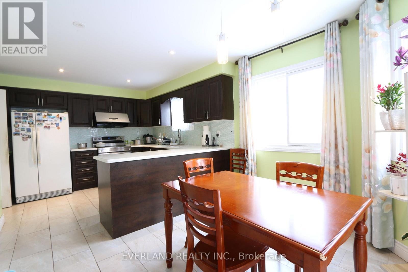 28 Bauer Crescent, Markham, ON - Indoor Photo Showing Kitchen