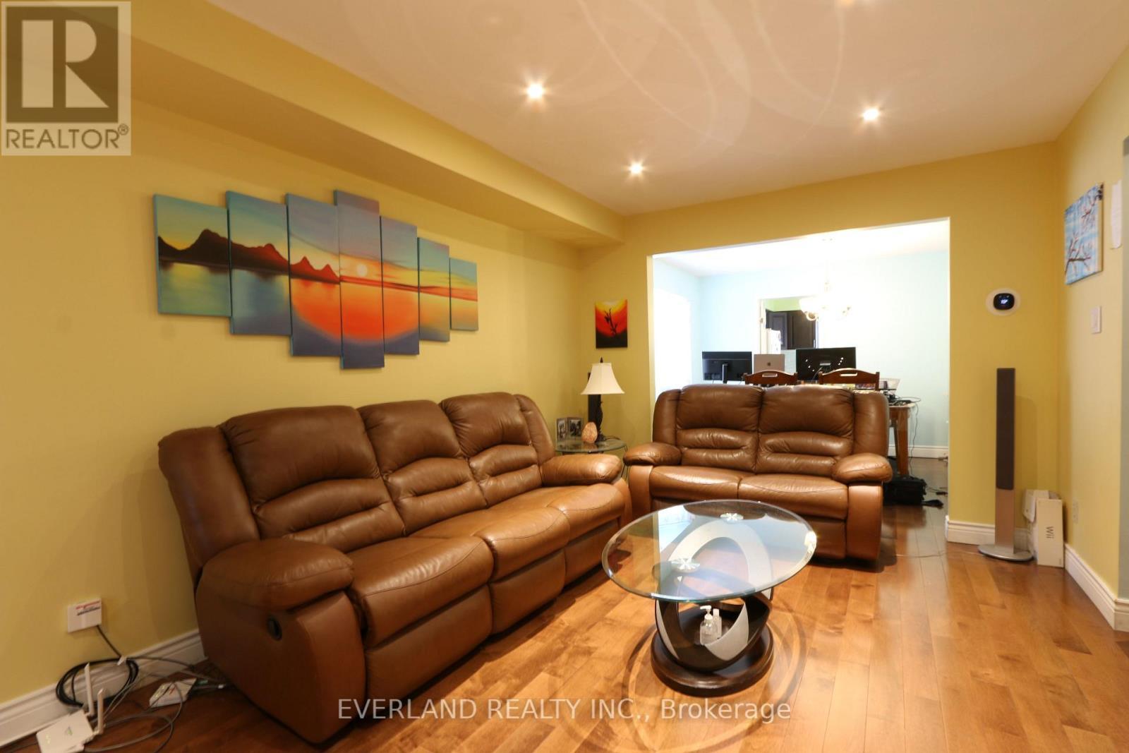28 Bauer Crescent, Markham, ON - Indoor Photo Showing Living Room