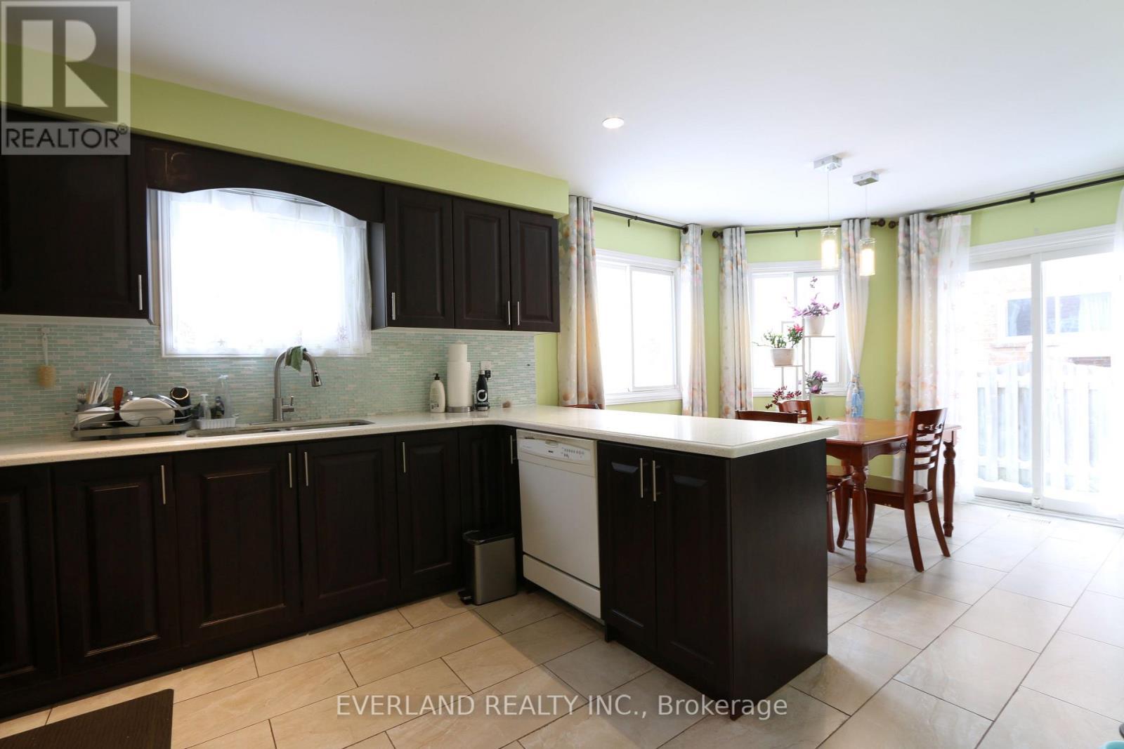 28 Bauer Crescent, Markham, ON - Indoor Photo Showing Kitchen