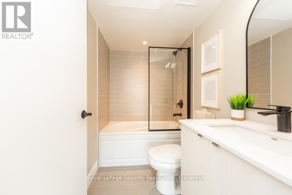2009 - 1461 Lawrence Avenue W, Toronto, ON - Indoor Photo Showing Bathroom