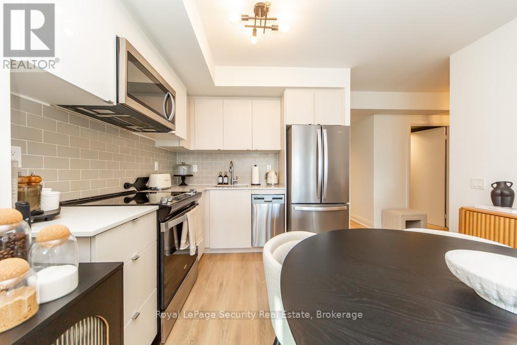 2009 - 1461 Lawrence Avenue W, Toronto, ON - Indoor Photo Showing Kitchen