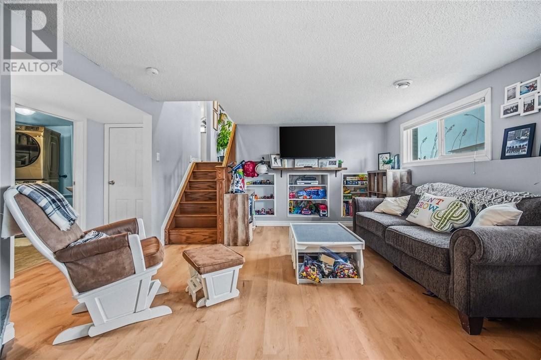 112 Pinellas Road, Chelmsford, ON - Indoor Photo Showing Living Room