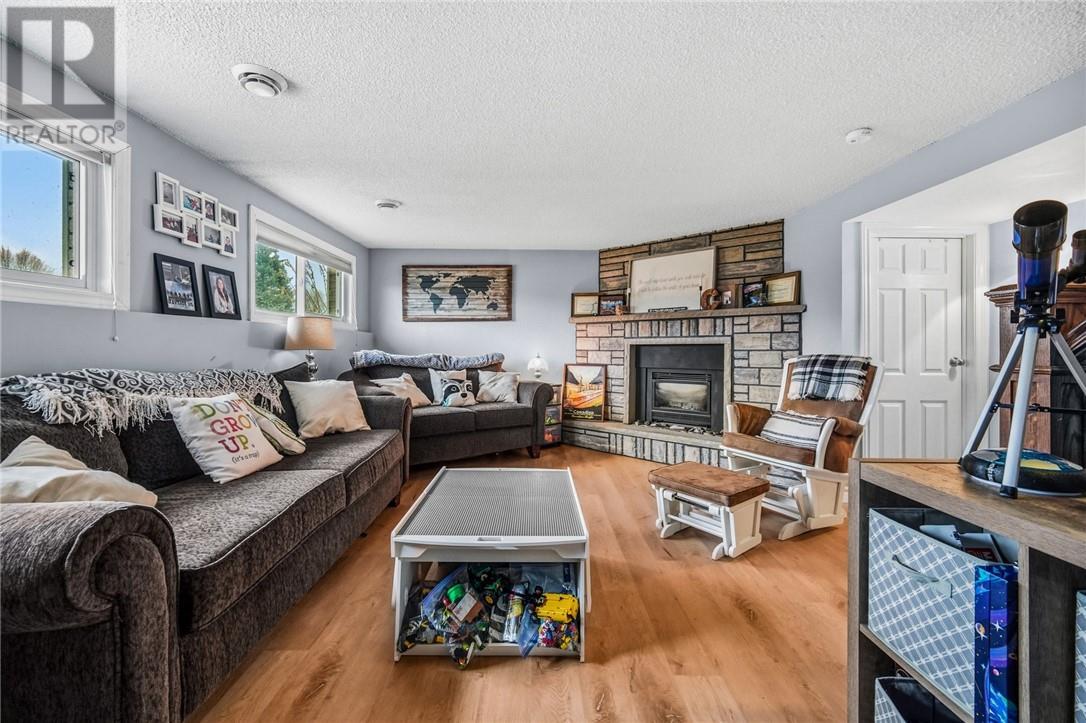 112 Pinellas Road, Chelmsford, ON - Indoor Photo Showing Living Room With Fireplace