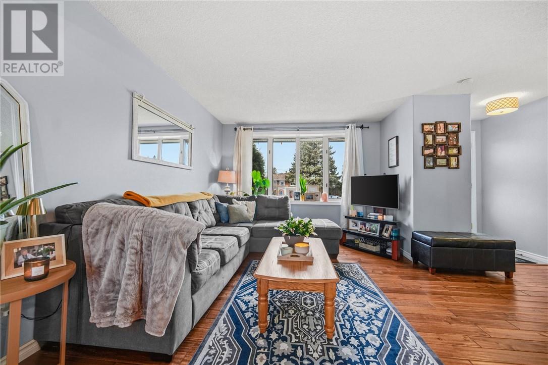 112 Pinellas Road, Chelmsford, ON - Indoor Photo Showing Living Room