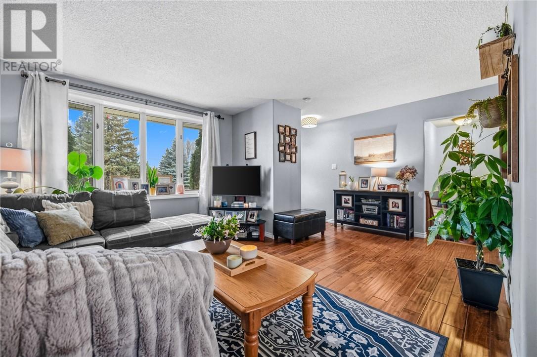 112 Pinellas Road, Chelmsford, ON - Indoor Photo Showing Living Room