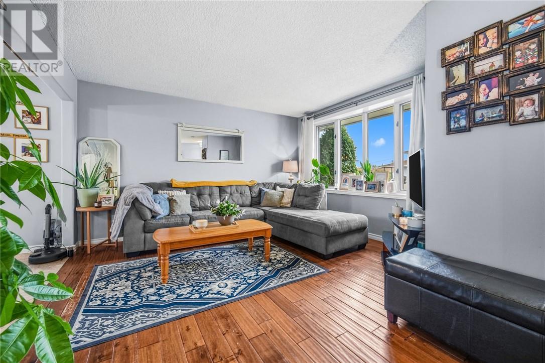 112 Pinellas Road, Chelmsford, ON - Indoor Photo Showing Living Room