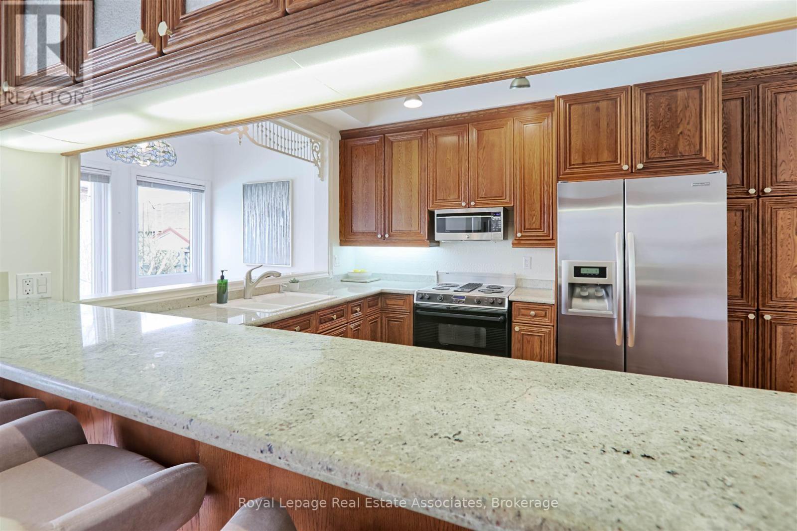 599 Lakeside Avenue, Mississauga, ON - Indoor Photo Showing Kitchen With Double Sink With Upgraded Kitchen