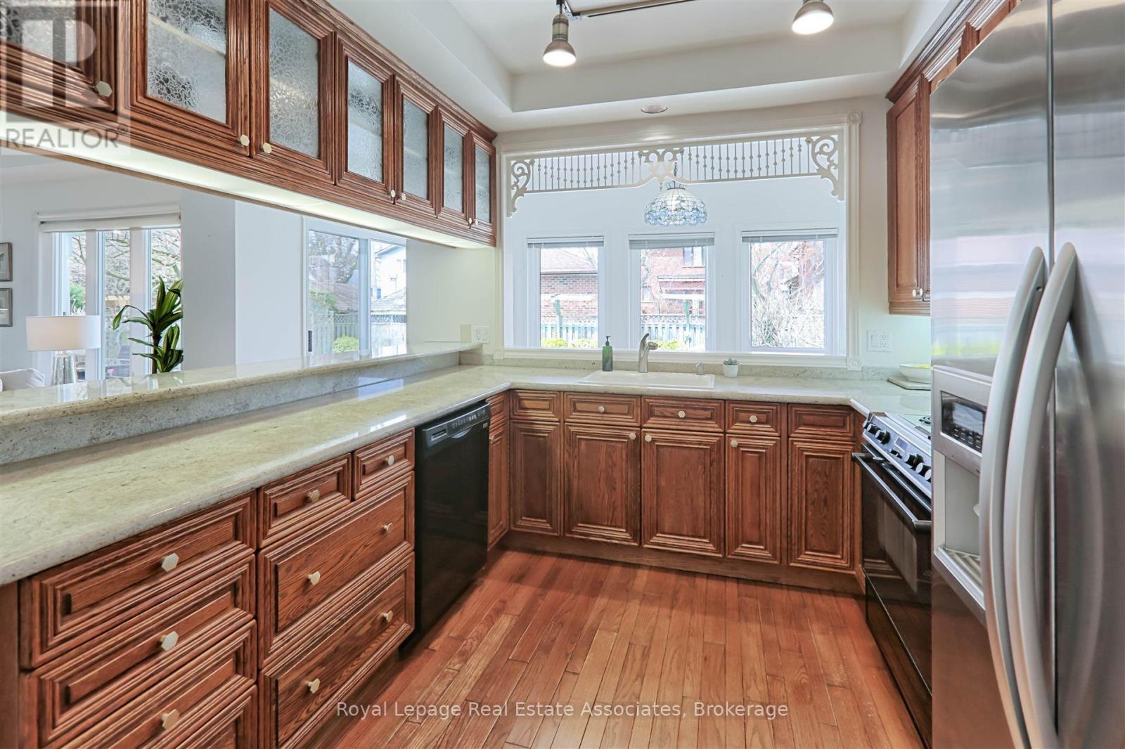 599 Lakeside Avenue, Mississauga, ON - Indoor Photo Showing Kitchen