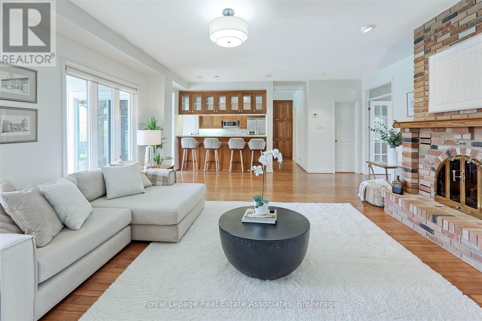 599 Lakeside Avenue, Mississauga, ON - Indoor Photo Showing Living Room With Fireplace