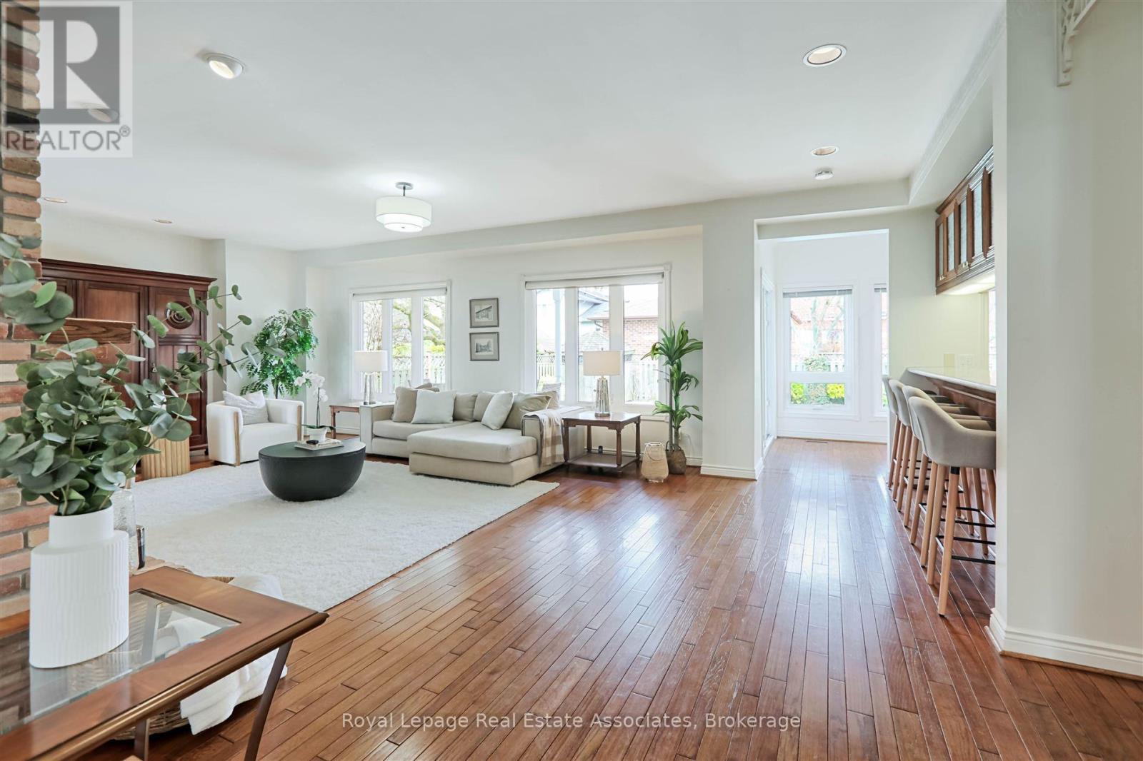 599 Lakeside Avenue, Mississauga, ON - Indoor Photo Showing Living Room