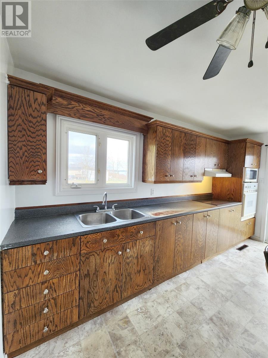 211 Main Street, Peterview, NL - Indoor Photo Showing Kitchen With Double Sink
