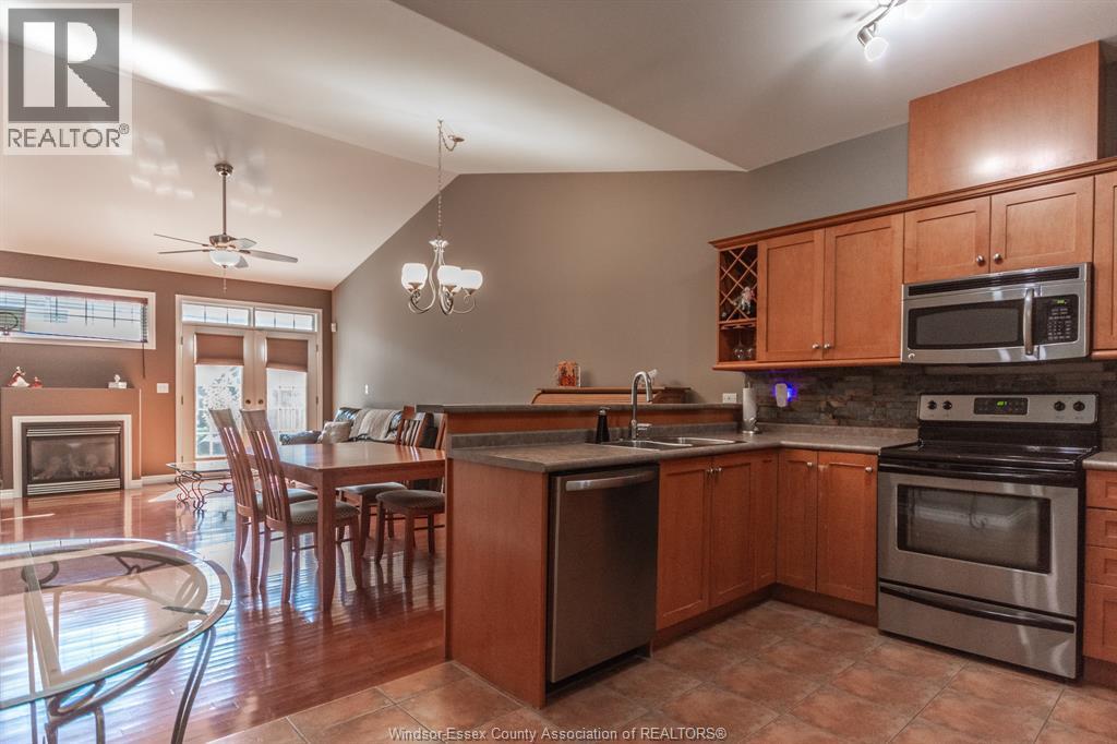 11925 Cobblestone Crescent, Windsor, ON - Indoor Photo Showing Kitchen With Double Sink