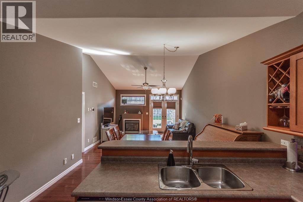 11925 Cobblestone Crescent, Windsor, ON - Indoor Photo Showing Kitchen With Double Sink